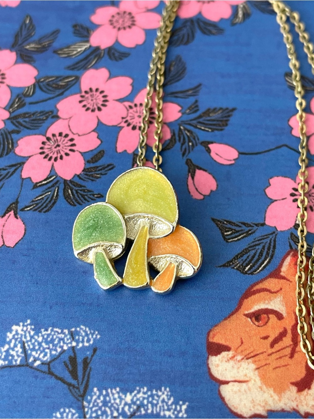 Vintage enamel & goldtone mushroom trio pendant necklace earthy boho fairycore